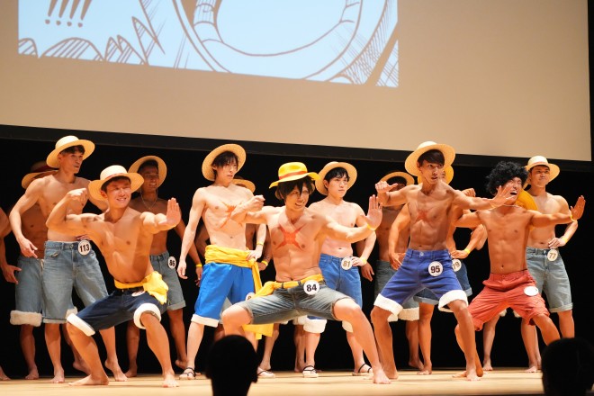 Hairstylist Akira Kenmotsu unleashes a high-impact “Gear Second” flex on stage at the inaugural ONE PIECE Body Make Contest, epitomizing Luffy’s fiery fighting spirit and bridging anime culture with modern physique sports.